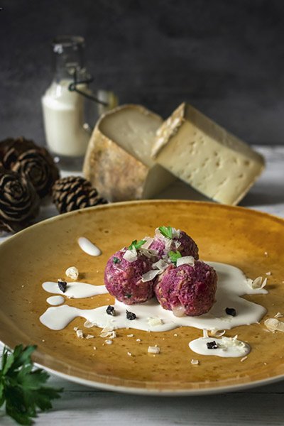 Canederli alla rapa rossa Bra tenero DOP la sua salsa e aglio fermentato