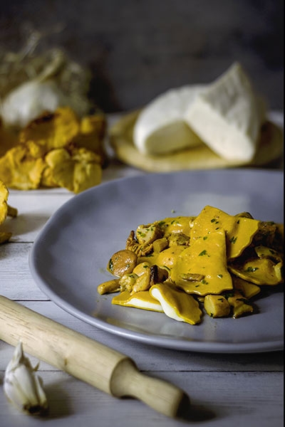 Mezzelune gialle alla Ruffiana ai funghi galletti trifolati
